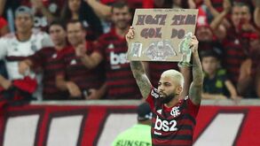 Insólito: Gabigol marcou e foi buscar a sua tarja à bancada