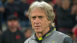 Jorge Jesus escapa com advertência