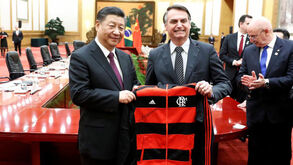 Bolsonaro dá camisola do Flamengo ao presidente chinês: «Melhor equipa brasileira atualmente»