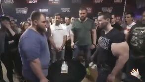 'Popeye russo' vai de mal a pior: agora levou tareia do campeão mundial das bofetadas