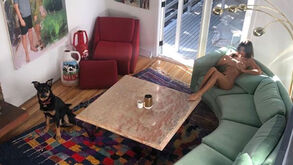 Nua na sala: Emily Ratajkowski ainda consegue surpreender