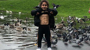 Seis anos, milhões de seguidores, talento e físico raros: menino iraniano impressiona o mundo