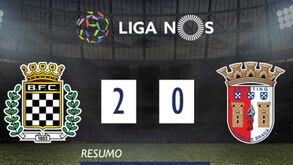 Georgina desfruta da gravidez na piscina com as crianças