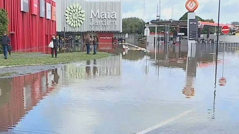 Pessoas retidas em centro comercial e cavalo salvo por populares na Maia