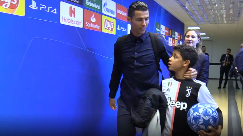 CR7 marcou o terceiro golo da Juventus frente ao Leverkusen e filho do craque levou recordação