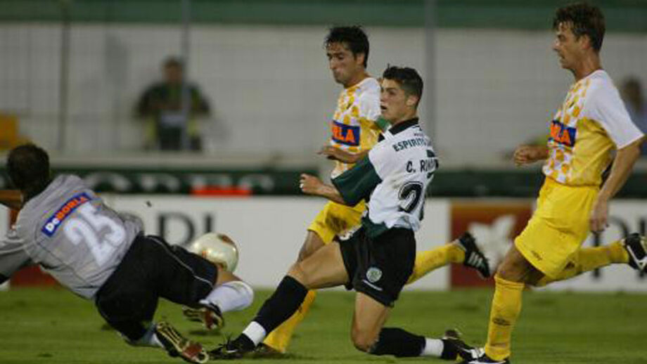 Com apenas 17 anos, na estreia como titular, diante do Moreirense, Cristiano Ronaldo partiu do meio-campo e apontou um grande golo