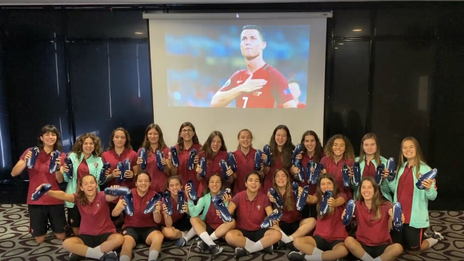 Capitão da Seleção Nacional ofereceu ainda um carregamento de chuteiras da sua nova coleção