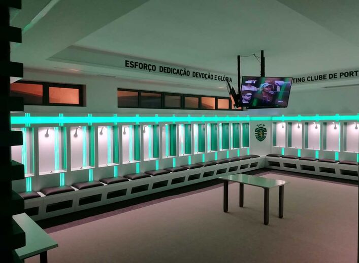 O balneário da equipa principal foi remodelado e é hoje mais moderno, acolhedor e funcional