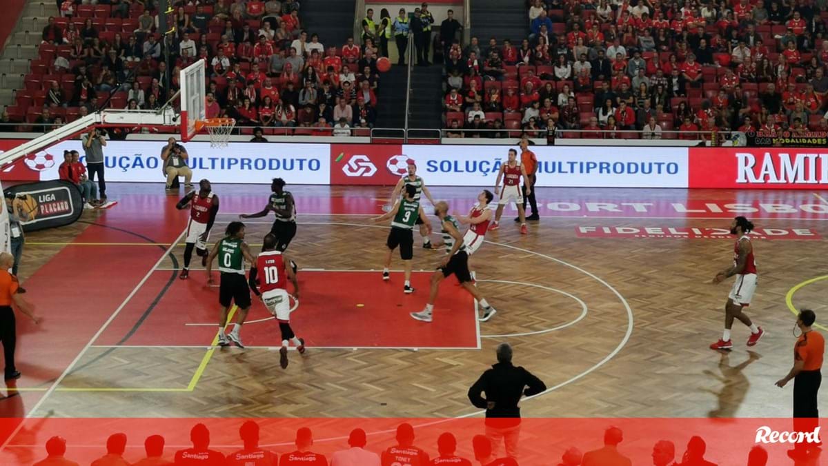 Sporting vence Benfica na Luz e reforça liderança do campeonato de  basquetebol - Basquetebol - Jornal Record