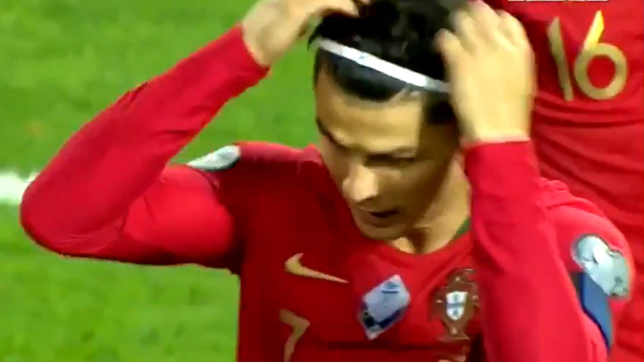 Cristiano Ronaldo surge com uma fita no cabelo em campo - Fotos