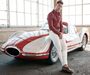 Craque português junto a um Fiat Turbina, criado em 1954 com uma turbina a jacto em lugar do tradicional motor de combustão.