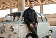 Internacional português posa junto a um 350 mil Fiat 600 Multipla, modelo que foi fabricado entre os anos 1956 e 1967.