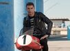 Cristiano Ronaldo termina a sessão em cima de uma Gilera Grand Prix, uma moto de competição que deu cartas nos circuitos durante os anos 50.