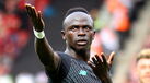 Sádio Mané ajuda a descarregar autocarro da seleção do Senegal