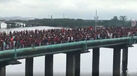 Mar vermelho de adeptos do Flamengo 'interdita' ponte a caminho do aeroporto do Galeão