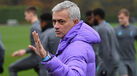 Mourinho dá os parabéns a Jorge Jesus durante treino do Tottenham