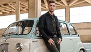Internacional português posa junto a um 350 mil Fiat 600 Multipla, modelo que foi fabricado entre os anos 1956 e 1967.