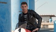 Cristiano Ronaldo termina a sessão em cima de uma Gilera Grand Prix, uma moto de competição que deu cartas nos circuitos durante os anos 50.