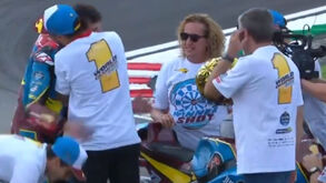 Família de campeões: Alex Márquez vence Mundial de Moto2 e irmão vai à pista abraçá-lo