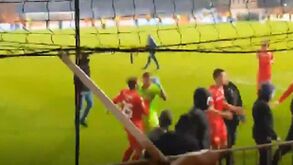 Ultras do União de Berlim invadem relvado mas jogadores dão resposta à altura