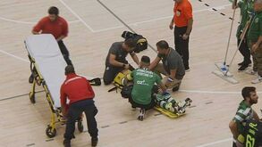 Susto no Sporting-FC Porto em hóquei em patins: Pedro Gil sai de maca com colar cervical