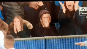 De mãos na cara e aos gritos: a reação dos adeptos à grave lesão de André Gomes