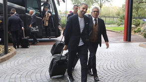 Boa disposição de Taarabt e foco na Champions: assim foi a chegada do Benfica a Lyon