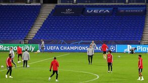 Benfica joga cartada decisiva em Lyon e no treino houve ilustre adepto na bancada