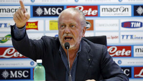 Nápoles em polvorosa: De Laurentiis 'castiga' equipa e Ancelotti opõe-se