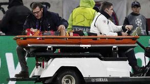 Ferro prega enorme susto: sai lesionado de maca e com colar cervical