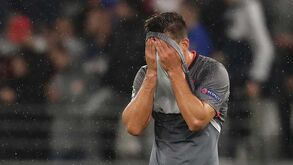 Bruno Lage de mão na cabeça e Gabriel a tapar a cara: a desilusão do Benfica em Lyon