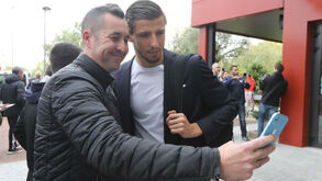 Benfica treinou no ginásio do hotel e na hora do adeus a Lyon houve selfies e autógrafos