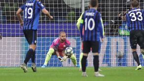 Insólito no jogo do Man. City: perde dois guarda-redes, Walker acaba na baliza e faz história