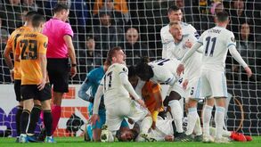 Pânico no Wolves-Slovan: Jiménez deu pontapé na cabeça de adversário e este ficou inconsciente