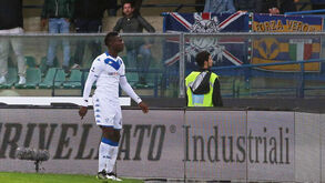 Insultos racistas a Balotelli: avançado chuta a bola para a bancada e até abandona o relvado