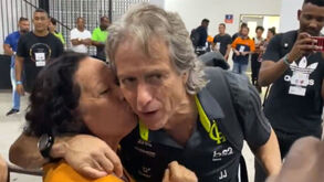 Do mister pé quente aos beijos para a avó: Jorge Jesus é rei entre os adeptos do Flamengo