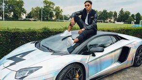 Aubameyang bate com Lamborghini de 300 mil euros na traseira de um Mercedes