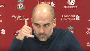 Guardiola explica cumprimento a árbitro e atira: «Batam-lhe à porta ou liguem-lhe»