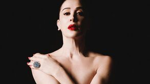 Cláudia Raia despe-se em produção ousada e sem tabus aos 52 anos