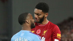 Tensão entre Sterling e Joe Gomez acaba em sorrisos