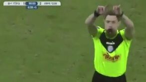 Podia ser (ainda) pior: árbitro consultou VAR e viu o que não queria