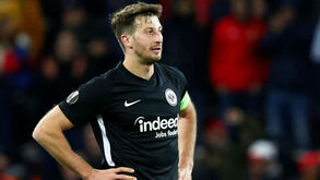 Capitão do E. Frankfurt perde a cabeça e atira treinador adversário ao chão