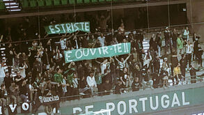 Contestação no futsal do Sporting: claques mostram tarjas com 'gaffe' de Varandas
