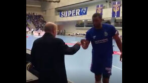 Equipa de andebol do FC Porto perde e Pinto da Costa vai ao campo