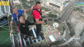 O salto que nem todos davam: Marius Niculae faz 'bungee jumping' na torre mais alta do mundo
