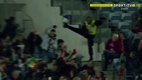 Steward fica famoso após 'defesa de andebol' a remate de... Ronaldo