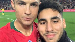 Invadiu o relvado para tirar selfie com Ronaldo e o resultado foi este