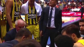 Treinador do Fenerbahçe perde a cabeça e insulta jogadores... a torto e a direito