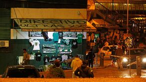 Plano conjunto na saída das claques