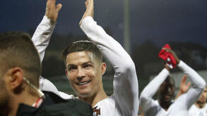 Ronaldo 'rouba' golo a Diogo Jota e fica a um dos 100